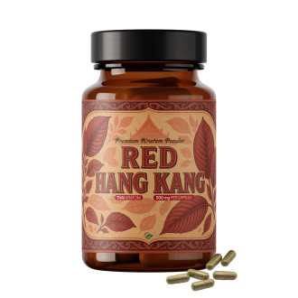 Bursztynowa szklana butelka z proszkiem kratomu Premium Kratom oznaczona etykietą Red Hang Kang Thai Kratom 600 mg na kapsułkę, z czerwonym wzorem liścia na etykiecie i kilkoma czerwonymi kapsułkami kratomu leżącymi przed butelką na białym tle.