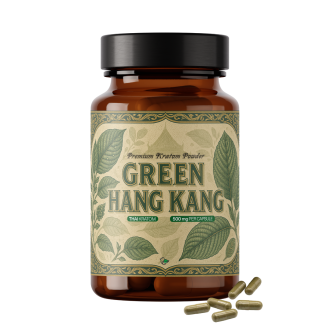Bursztynowa szklana butelka z proszkiem kratomu Premium Kratom oznaczona etykietą Green Hang Kang Thai Kratom 600 mg na kapsułkę, z zielonym wzorem liścia na etykiecie i kilkoma zielonymi kapsułkami kratomu leżącymi przed butelką na białym tle.
