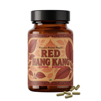 Bursztynowa szklana butelka z proszkiem kratomu Premium Kratom oznaczona etykietą Red Hang Kang Thai Kratom 600 mg na kapsułkę, z czerwonym wzorem liścia na etykiecie i kilkoma czerwonymi kapsułkami kratomu leżącymi przed butelką na białym tle.